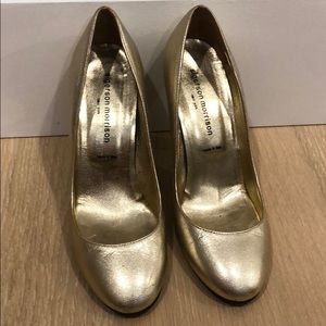 Sigerson Morrison pale gold round toe pumps
